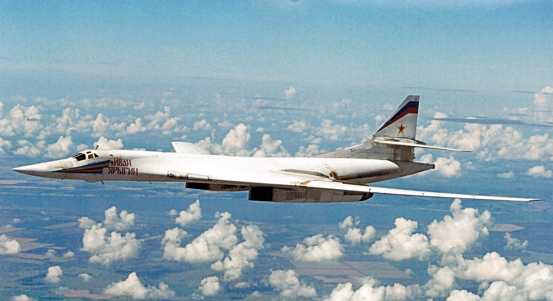 Ту 160 сверхзвуковой характеристики. Ту-160 сверхзвуковой самолёт. Бомбардировщики ту-160 ВКС РФ.