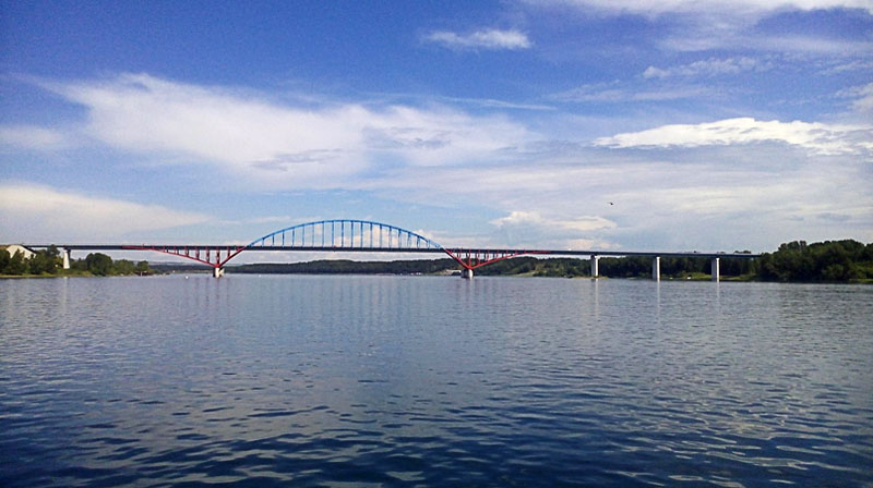 Мост, ведущий к посёлку городского типа Берёзовка (Фото: Владимир Моисеенко)